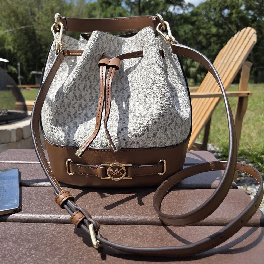 Michael Kors Reed MD Drawstring Bucket Messenger Handbag Purse + Snap Wallet - Picture 2 of 16